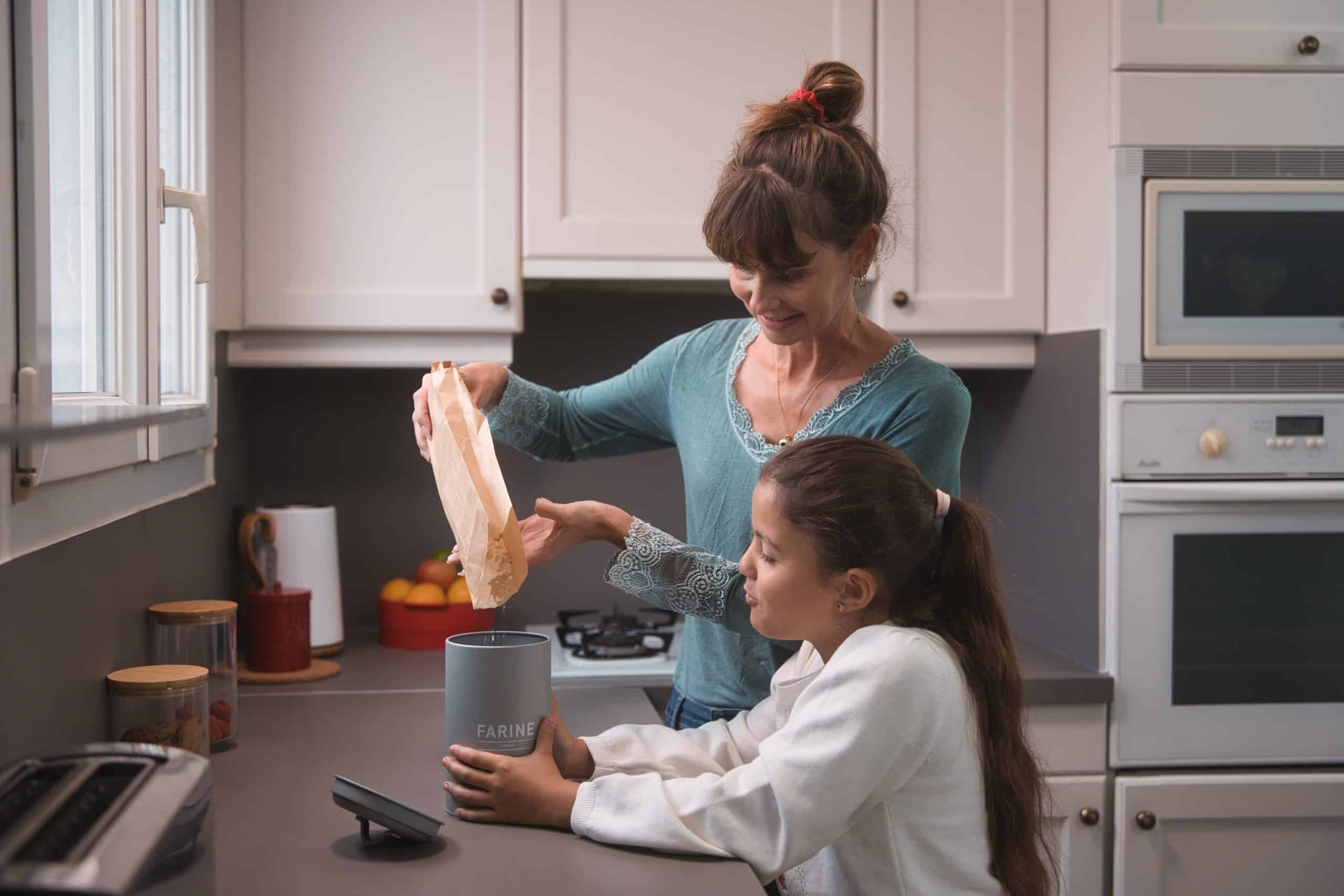 Vrac farine sachet kraft vers boi_te en me_tal_adulte et enfant (1)